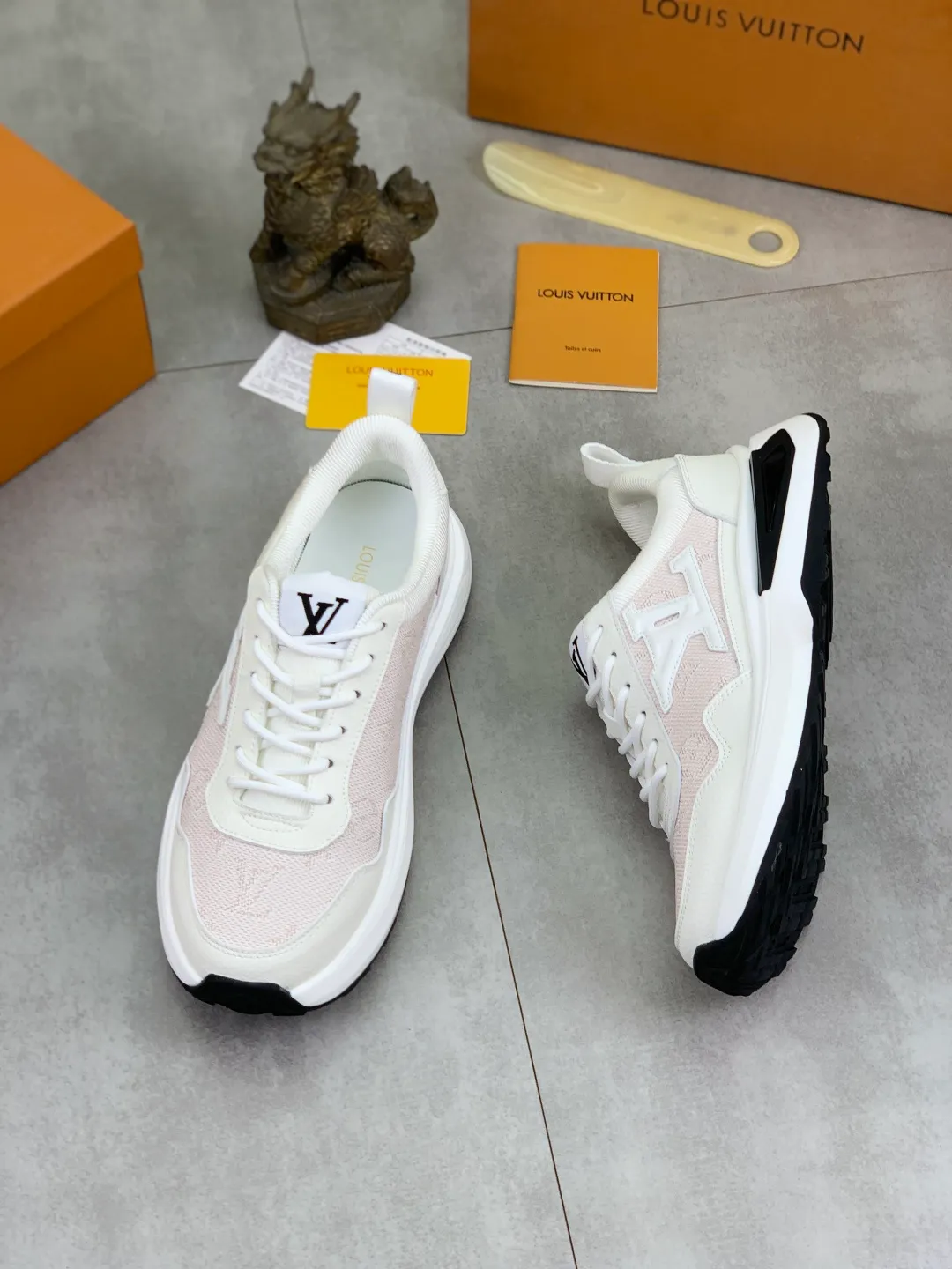 Men's shoes 💰P460 💰 [New model] 🆘 The latest model from LV official website 🎁 Casual and fashionable men's shoes 👟 Hot style 💥 Simple and elegant style, exclusive for trendy men. Unique latest brand elements from the official website 👑 Original decoration, fashionable and generous, the fabric is made of original calfskin ➕ Comfortable and breathable mesh lining ➕ Pigskin lining ✅The official website specifies wear-resistant casual outsole, the classic model is taken in real life🎬Color: 3️⃣colors available😍Number of codes: 38-44 (45 46 customized)